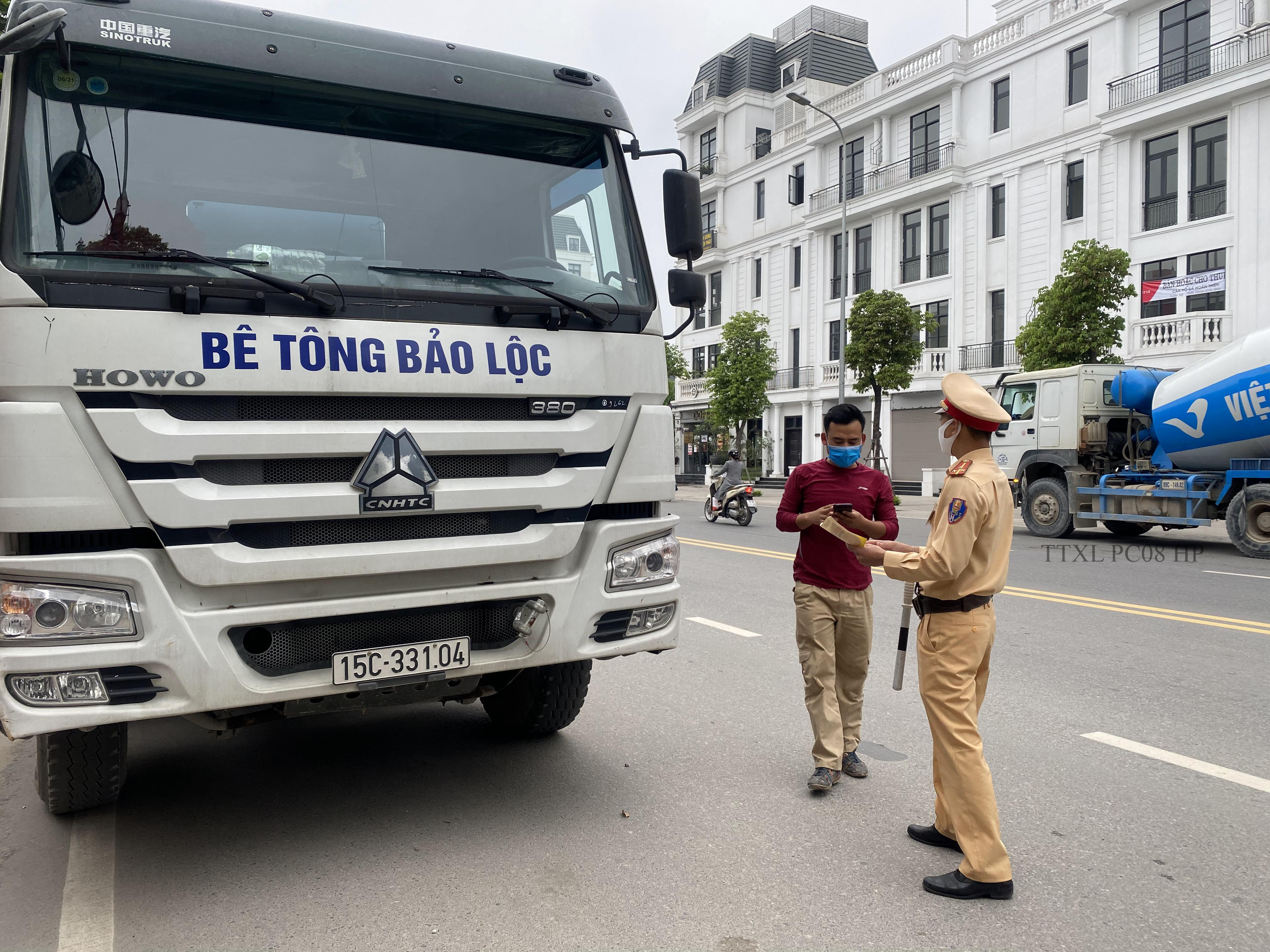 Tập trung xử lý xe trộn bê tông, vật liệu xây dựng vi phạm trật tự an toàn giao thông